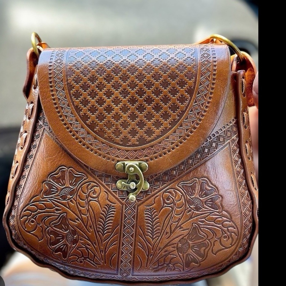 Alma Mia leather purse crossbody style